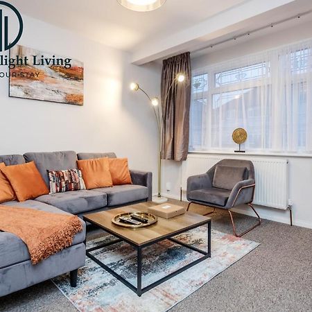 צ'יגוול Dwellers Delight Living Ltd Serviced Accommodation Fabulous House 3 Bedroom, Hainault Prime Location ,Greater London With Parking & Wifi, 2 Bathroom, Garden מראה חיצוני תמונה