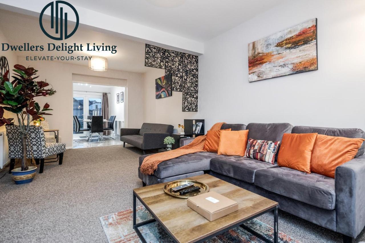 צ'יגוול Dwellers Delight Living Ltd Serviced Accommodation Fabulous House 3 Bedroom, Hainault Prime Location ,Greater London With Parking & Wifi, 2 Bathroom, Garden מראה חיצוני תמונה