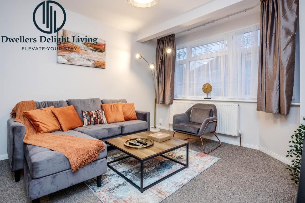 צ'יגוול Dwellers Delight Living Ltd Serviced Accommodation Fabulous House 3 Bedroom, Hainault Prime Location ,Greater London With Parking & Wifi, 2 Bathroom, Garden מראה חיצוני תמונה
