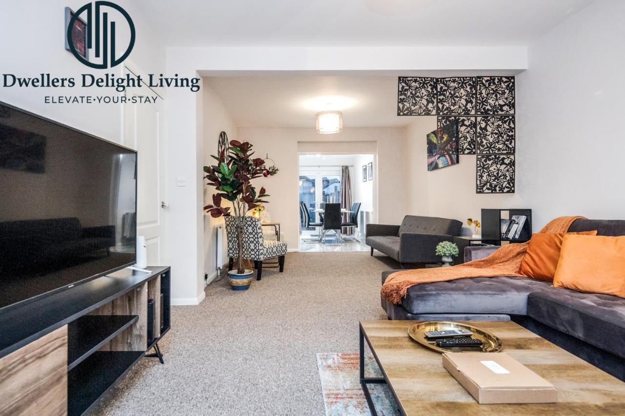 צ'יגוול Dwellers Delight Living Ltd Serviced Accommodation Fabulous House 3 Bedroom, Hainault Prime Location ,Greater London With Parking & Wifi, 2 Bathroom, Garden מראה חיצוני תמונה