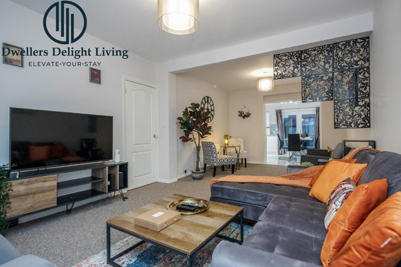 צ'יגוול Dwellers Delight Living Ltd Serviced Accommodation Fabulous House 3 Bedroom, Hainault Prime Location ,Greater London With Parking & Wifi, 2 Bathroom, Garden מראה חיצוני תמונה