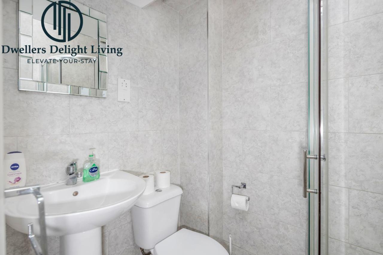 צ'יגוול Dwellers Delight Living Ltd Serviced Accommodation Fabulous House 3 Bedroom, Hainault Prime Location ,Greater London With Parking & Wifi, 2 Bathroom, Garden מראה חיצוני תמונה