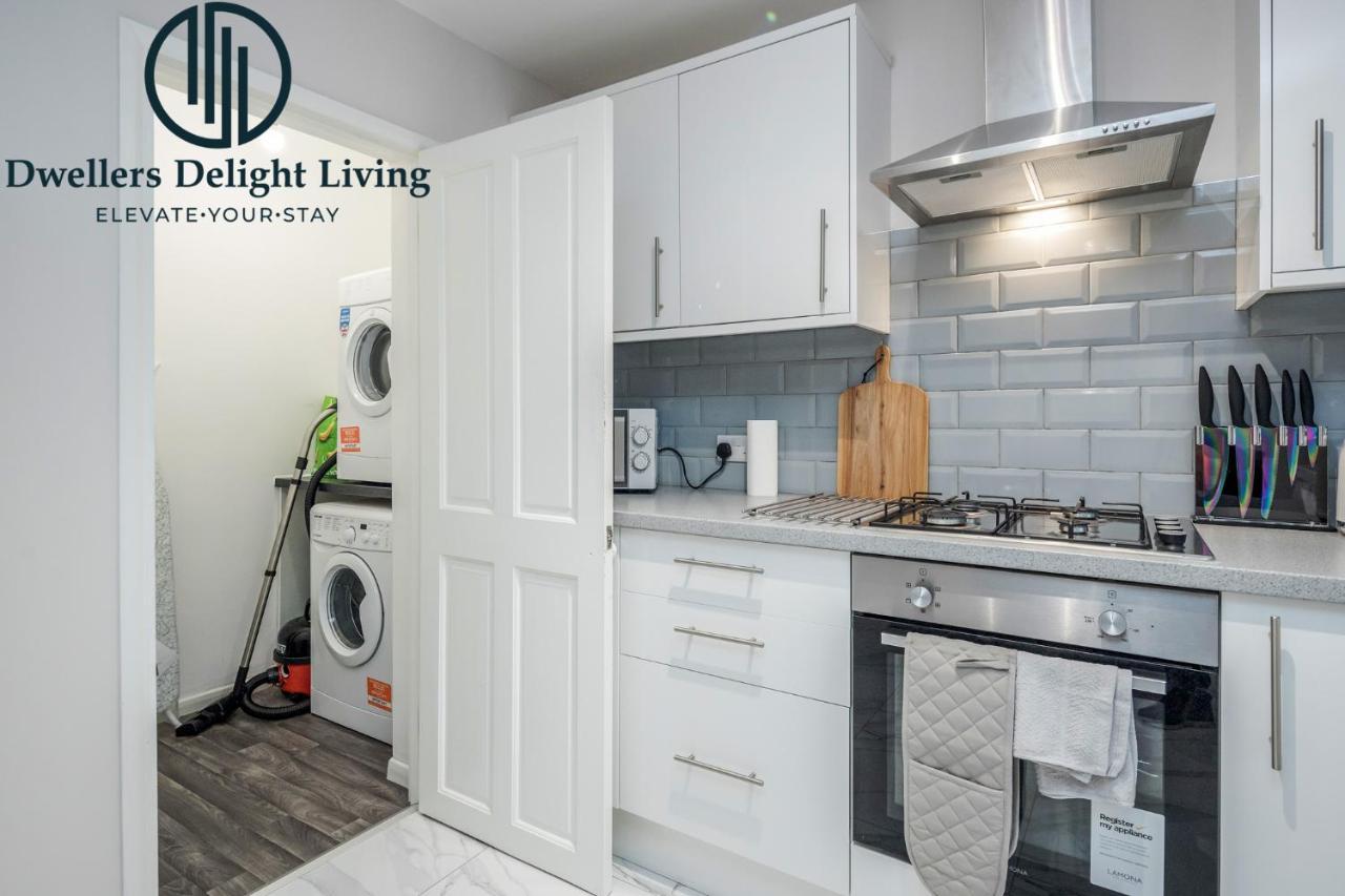 צ'יגוול Dwellers Delight Living Ltd Serviced Accommodation Fabulous House 3 Bedroom, Hainault Prime Location ,Greater London With Parking & Wifi, 2 Bathroom, Garden מראה חיצוני תמונה