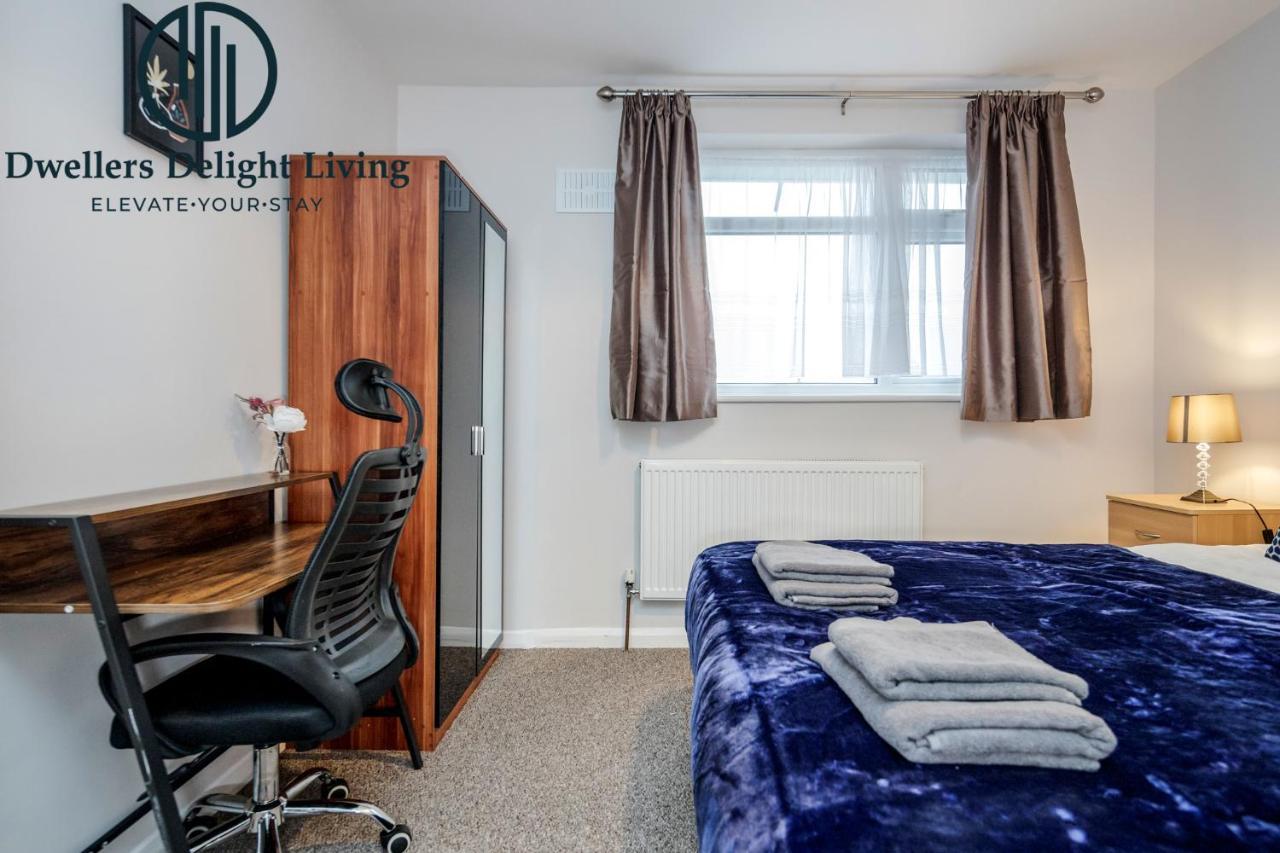 צ'יגוול Dwellers Delight Living Ltd Serviced Accommodation Fabulous House 3 Bedroom, Hainault Prime Location ,Greater London With Parking & Wifi, 2 Bathroom, Garden מראה חיצוני תמונה