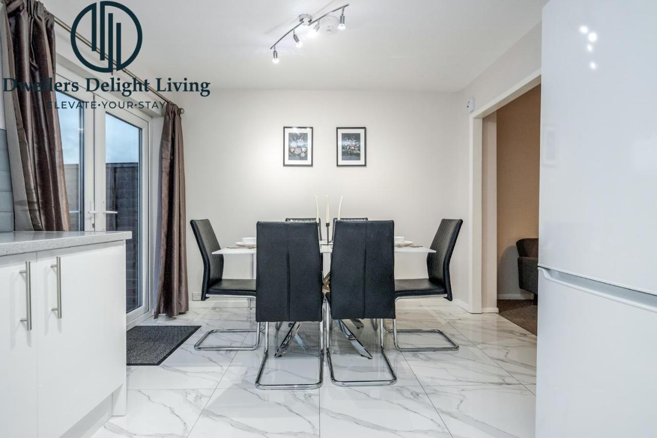 צ'יגוול Dwellers Delight Living Ltd Serviced Accommodation Fabulous House 3 Bedroom, Hainault Prime Location ,Greater London With Parking & Wifi, 2 Bathroom, Garden מראה חיצוני תמונה