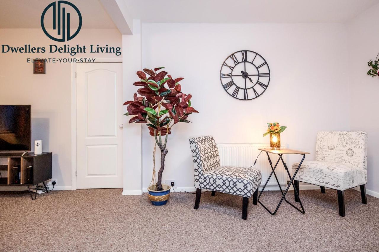 צ'יגוול Dwellers Delight Living Ltd Serviced Accommodation Fabulous House 3 Bedroom, Hainault Prime Location ,Greater London With Parking & Wifi, 2 Bathroom, Garden מראה חיצוני תמונה