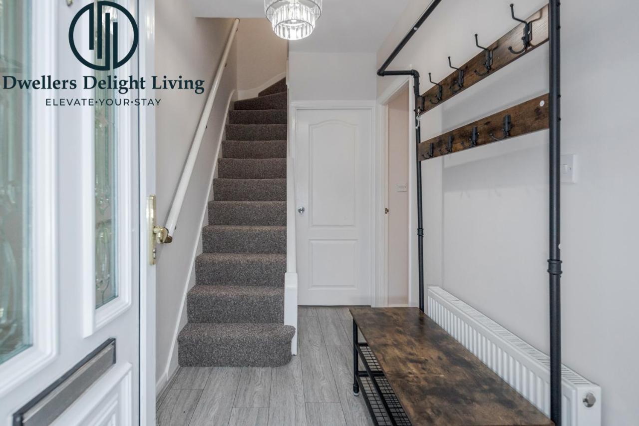 צ'יגוול Dwellers Delight Living Ltd Serviced Accommodation Fabulous House 3 Bedroom, Hainault Prime Location ,Greater London With Parking & Wifi, 2 Bathroom, Garden מראה חיצוני תמונה