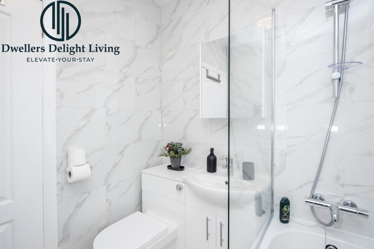 צ'יגוול Dwellers Delight Living Ltd Serviced Accommodation Fabulous House 3 Bedroom, Hainault Prime Location ,Greater London With Parking & Wifi, 2 Bathroom, Garden מראה חיצוני תמונה