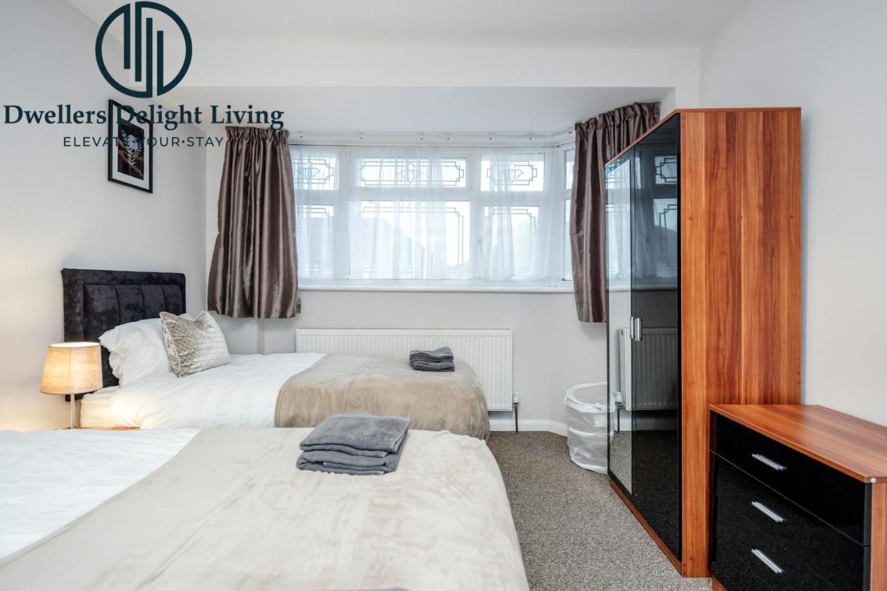 צ'יגוול Dwellers Delight Living Ltd Serviced Accommodation Fabulous House 3 Bedroom, Hainault Prime Location ,Greater London With Parking & Wifi, 2 Bathroom, Garden מראה חיצוני תמונה