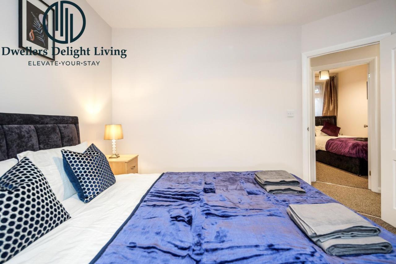 צ'יגוול Dwellers Delight Living Ltd Serviced Accommodation Fabulous House 3 Bedroom, Hainault Prime Location ,Greater London With Parking & Wifi, 2 Bathroom, Garden מראה חיצוני תמונה