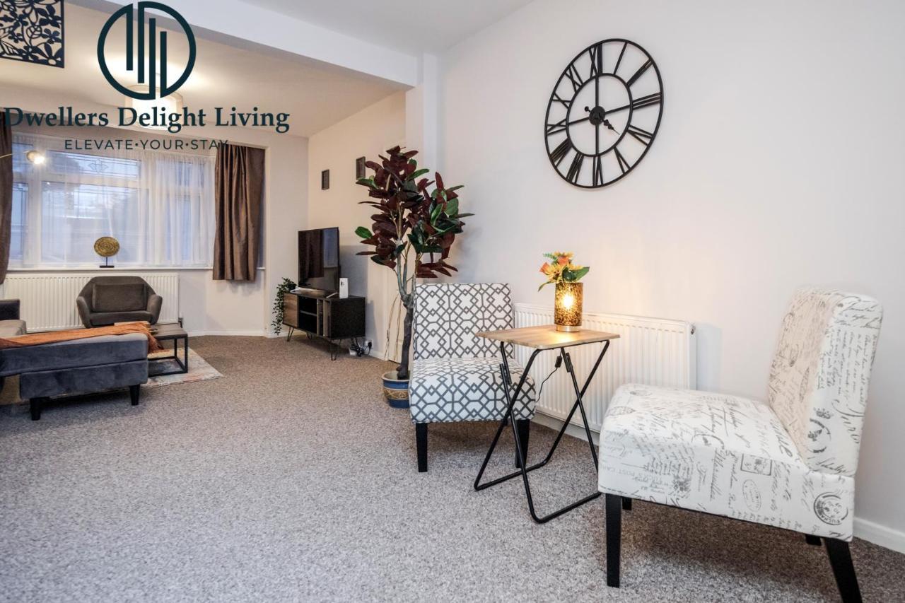 צ'יגוול Dwellers Delight Living Ltd Serviced Accommodation Fabulous House 3 Bedroom, Hainault Prime Location ,Greater London With Parking & Wifi, 2 Bathroom, Garden מראה חיצוני תמונה