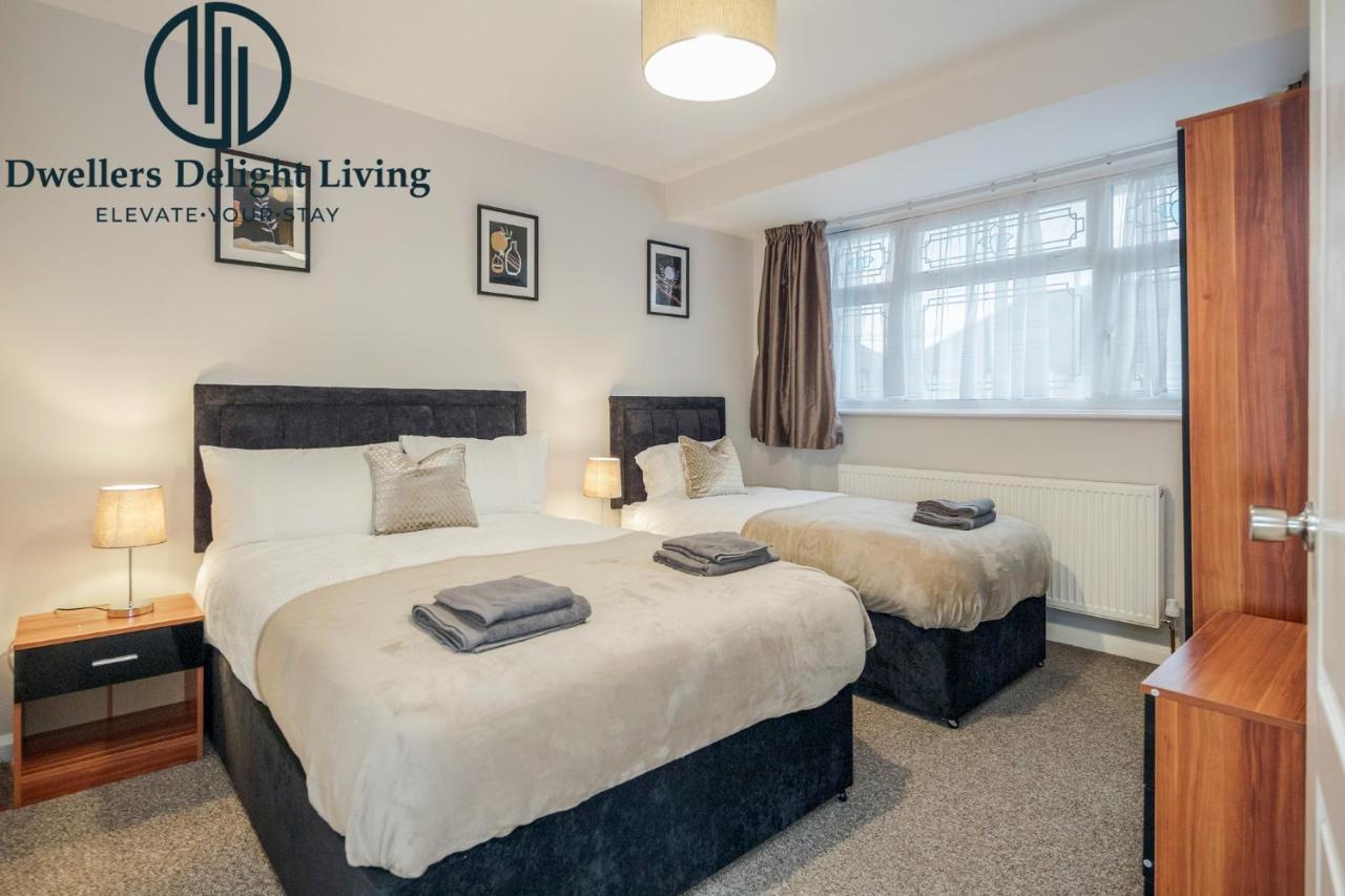צ'יגוול Dwellers Delight Living Ltd Serviced Accommodation Fabulous House 3 Bedroom, Hainault Prime Location ,Greater London With Parking & Wifi, 2 Bathroom, Garden מראה חיצוני תמונה