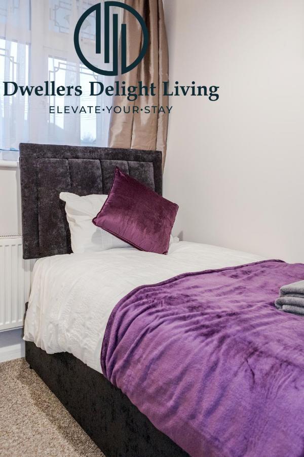 צ'יגוול Dwellers Delight Living Ltd Serviced Accommodation Fabulous House 3 Bedroom, Hainault Prime Location ,Greater London With Parking & Wifi, 2 Bathroom, Garden מראה חיצוני תמונה