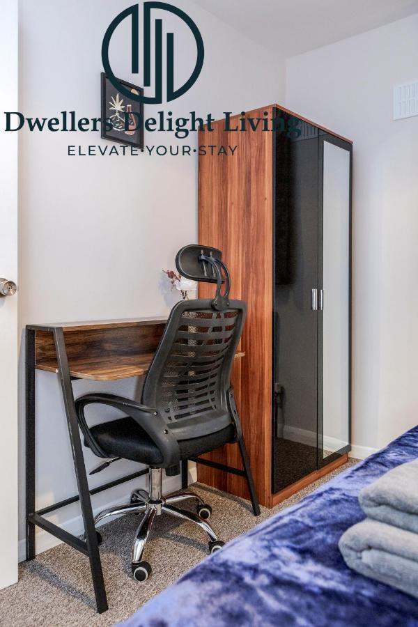 צ'יגוול Dwellers Delight Living Ltd Serviced Accommodation Fabulous House 3 Bedroom, Hainault Prime Location ,Greater London With Parking & Wifi, 2 Bathroom, Garden מראה חיצוני תמונה