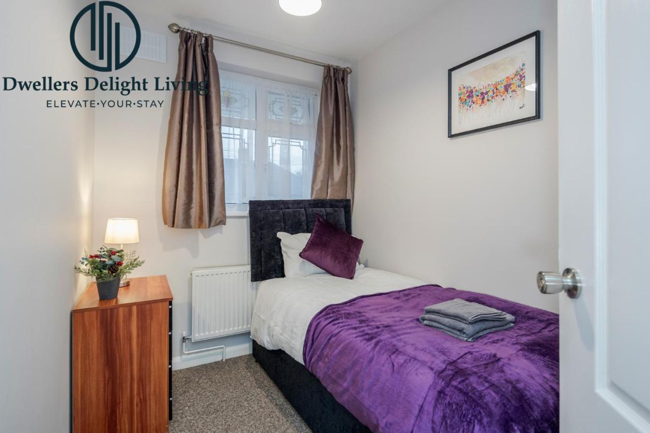 צ'יגוול Dwellers Delight Living Ltd Serviced Accommodation Fabulous House 3 Bedroom, Hainault Prime Location ,Greater London With Parking & Wifi, 2 Bathroom, Garden מראה חיצוני תמונה