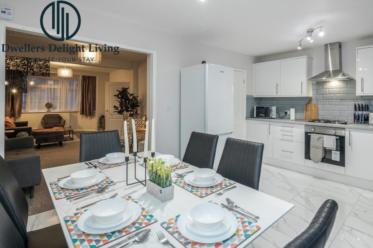 צ'יגוול Dwellers Delight Living Ltd Serviced Accommodation Fabulous House 3 Bedroom, Hainault Prime Location ,Greater London With Parking & Wifi, 2 Bathroom, Garden מראה חיצוני תמונה