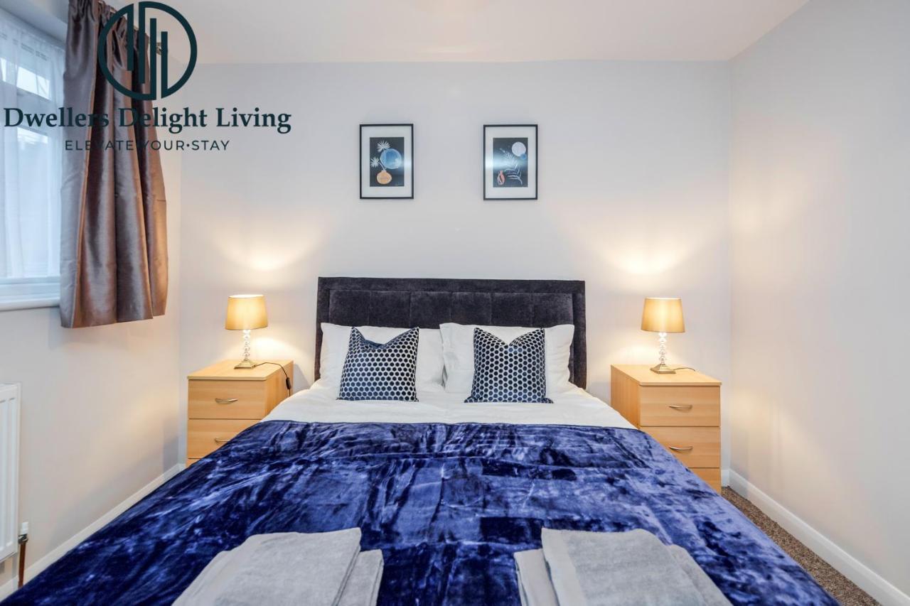 צ'יגוול Dwellers Delight Living Ltd Serviced Accommodation Fabulous House 3 Bedroom, Hainault Prime Location ,Greater London With Parking & Wifi, 2 Bathroom, Garden מראה חיצוני תמונה