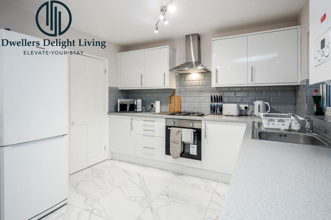 צ'יגוול Dwellers Delight Living Ltd Serviced Accommodation Fabulous House 3 Bedroom, Hainault Prime Location ,Greater London With Parking & Wifi, 2 Bathroom, Garden מראה חיצוני תמונה