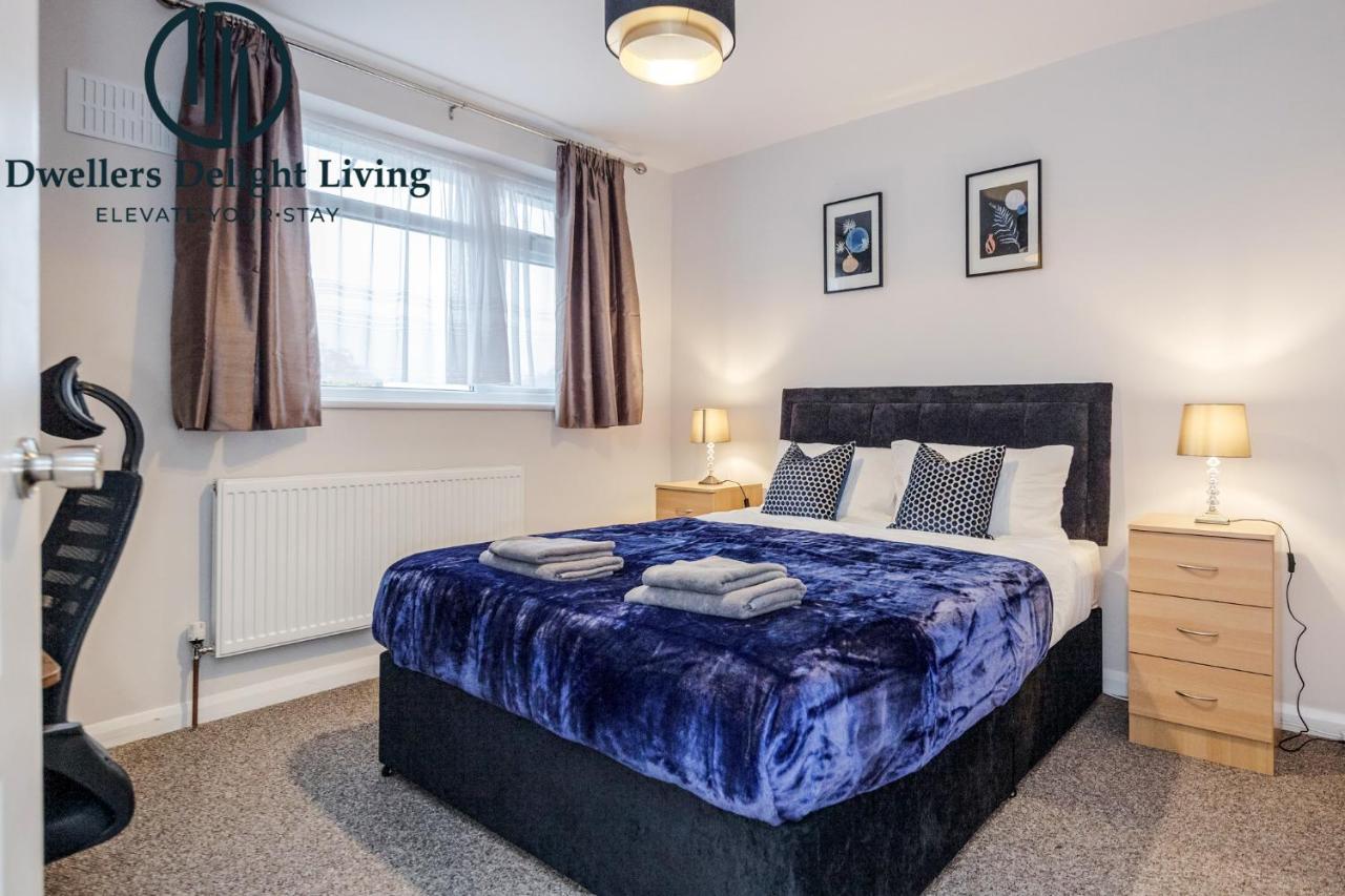 צ'יגוול Dwellers Delight Living Ltd Serviced Accommodation Fabulous House 3 Bedroom, Hainault Prime Location ,Greater London With Parking & Wifi, 2 Bathroom, Garden מראה חיצוני תמונה