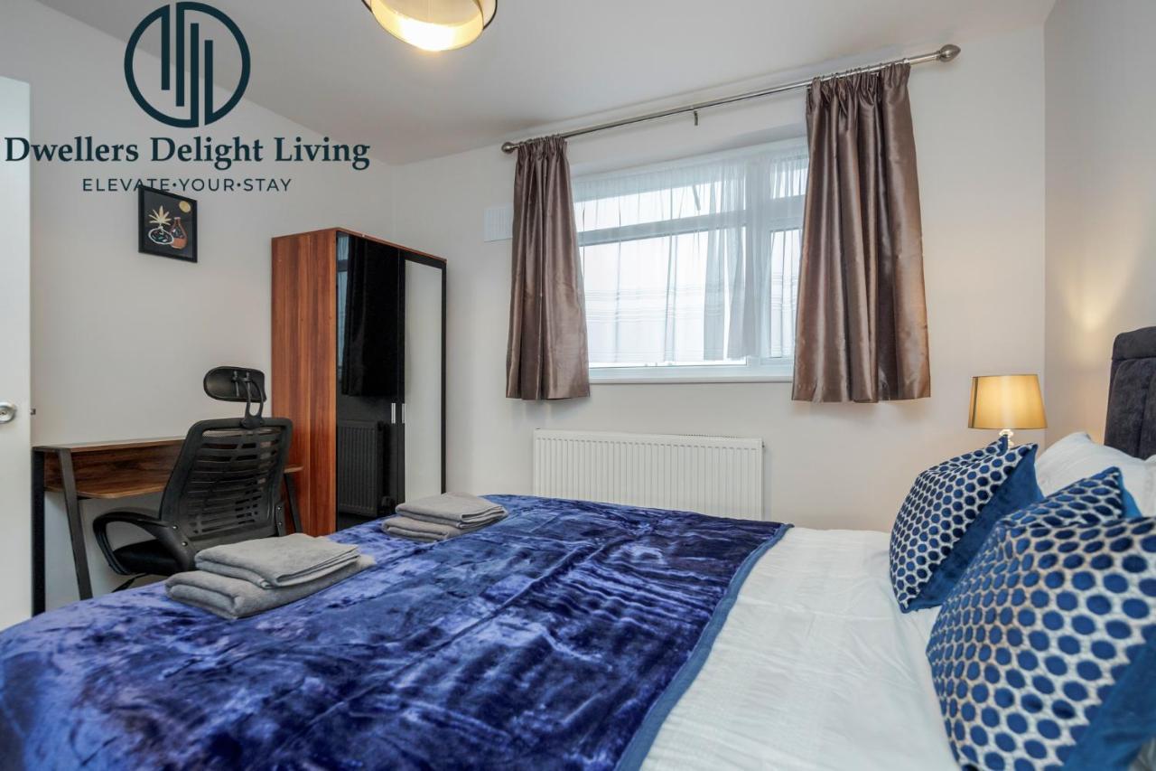 צ'יגוול Dwellers Delight Living Ltd Serviced Accommodation Fabulous House 3 Bedroom, Hainault Prime Location ,Greater London With Parking & Wifi, 2 Bathroom, Garden מראה חיצוני תמונה