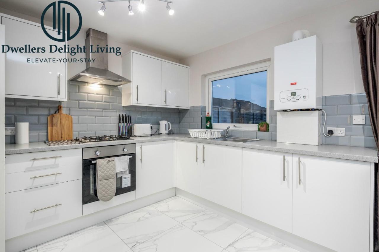 צ'יגוול Dwellers Delight Living Ltd Serviced Accommodation Fabulous House 3 Bedroom, Hainault Prime Location ,Greater London With Parking & Wifi, 2 Bathroom, Garden מראה חיצוני תמונה