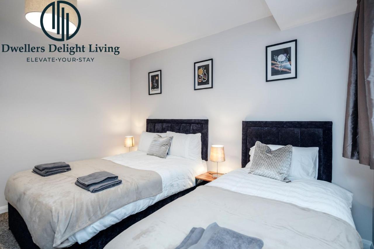 צ'יגוול Dwellers Delight Living Ltd Serviced Accommodation Fabulous House 3 Bedroom, Hainault Prime Location ,Greater London With Parking & Wifi, 2 Bathroom, Garden מראה חיצוני תמונה