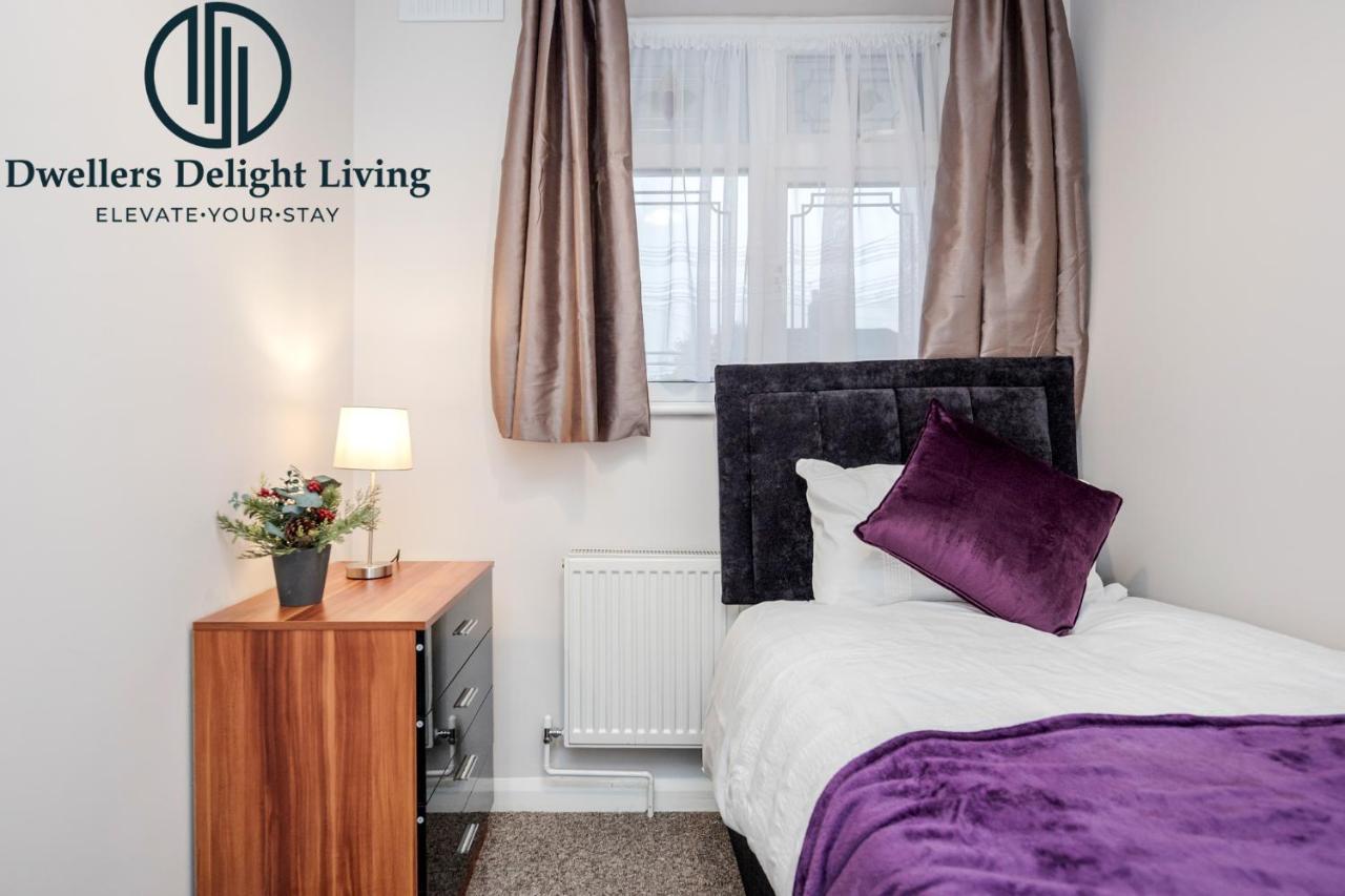 צ'יגוול Dwellers Delight Living Ltd Serviced Accommodation Fabulous House 3 Bedroom, Hainault Prime Location ,Greater London With Parking & Wifi, 2 Bathroom, Garden מראה חיצוני תמונה